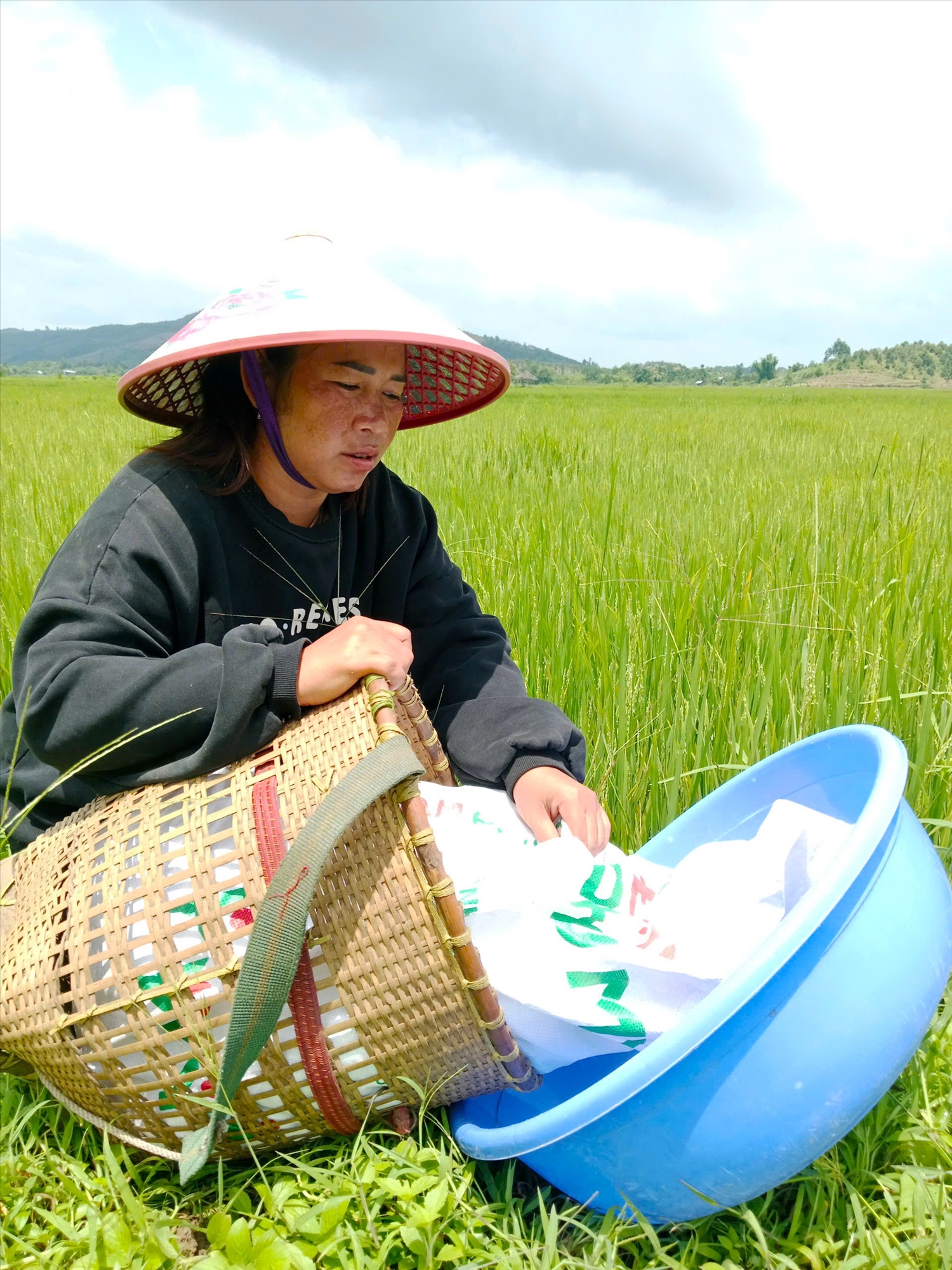 Nhờ nguồn vốn từ NHCSXH, gia đình chị Ká Ngoăn dân tộc Xtiêng ở ấp 4, xã Tà Lài (Đồng Nai) đã có thêm thu nhập để trang trải chi phí sinh hoạt, lo cho con cái học hành và từng bước vươn lên thoát nghèo Nhờ nguồn vốn từ NHCSXH, gia đình chị Ká Ngoăn dân tộc Xtiêng ở ấp 4, xã Tà Lài (Đồng Nai) đã có thêm thu nhập để trang trải chi phí sinh hoạt, lo cho con cái học hành và từng bước vươn lên thoát nghèo