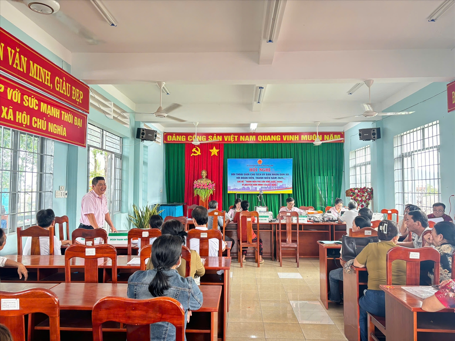 Lãnh đạo NHCSXH Tân Phú chủ trì phiên đầu tiên họp giao ban sau sáp nhập tại Điểm giao dịch xã Phú Sơn mới Lãnh đạo NHCSXH Tân Phú chủ trì phiên đầu tiên họp giao ban sau sáp nhập tại Điểm giao dịch xã Phú Sơn
