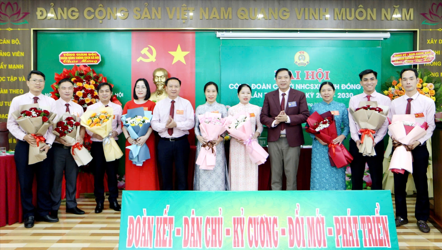 Ban Chấp hành Công đoàn cơ sở Chi nhánh Ngân hàng CSXH tỉnh Đồng Nai nhận hoa chúc mừng