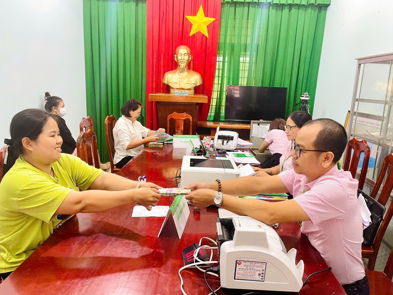 Khách hàng làm thủ tục giải ngân vốn vay mua nhà ở xã hội tại Điểm giao dịch trên địa bàn Trảng Bom (Đồng Nai)