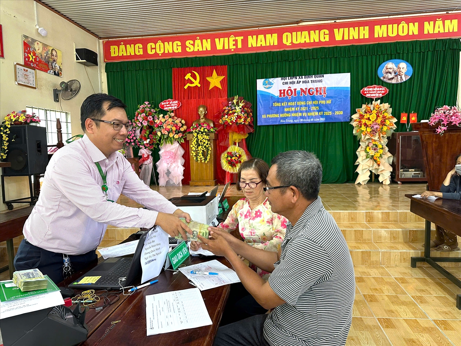 Cán bộ Phòng giao dịch NHCSXH Định Quán (Đồng Nai) giải ngân vốn vay theo Quyết định số 29/2025/QĐ-TTg hỗ trợ học sinh, sinh viên theo học các ngành STEM