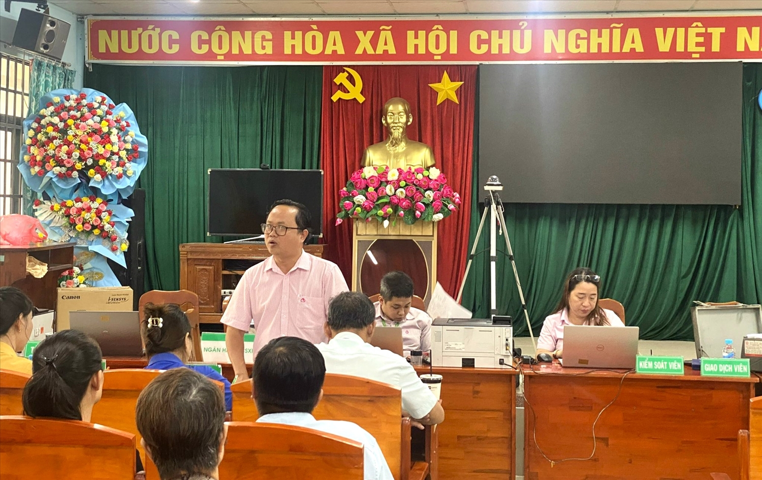 Giám đốc Phòng giao dịch NHCSXH Định Quán Nguyễn Thanh Vũ phát biểu tại Điểm giao dịch