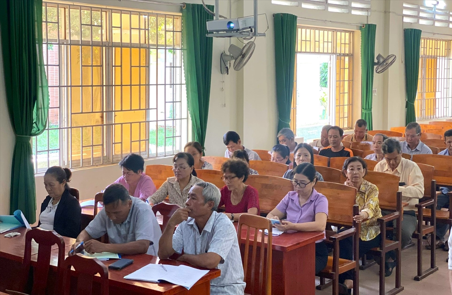 Người dân xã Định Quán (tỉnh Đồng Nai) tham dự buổi giao dịch định kỳ của NHCSXH để nắm thông tin về chương trình cho vay học sinh, sinh viên các ngành STEM