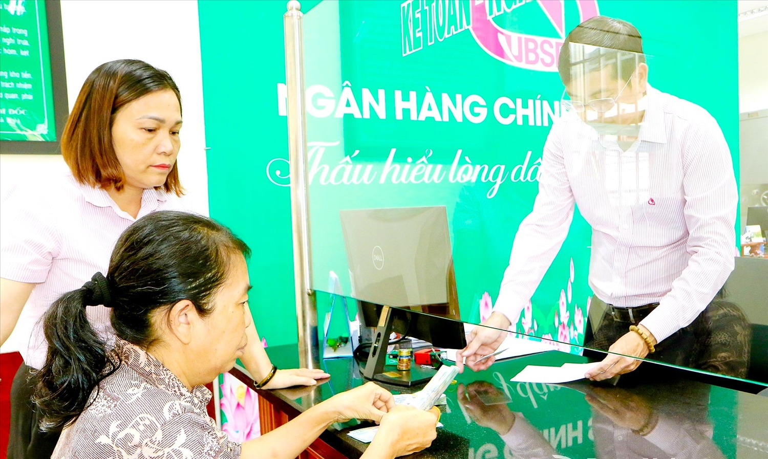 Bà Trần Thị Thuận nhận tiền vay từ chương trình cho vay chính sách đối với sinh viên học các ngành STEM do chi nhánh NHCSXH tỉnh Đồng Nai thực hiện giải ngân