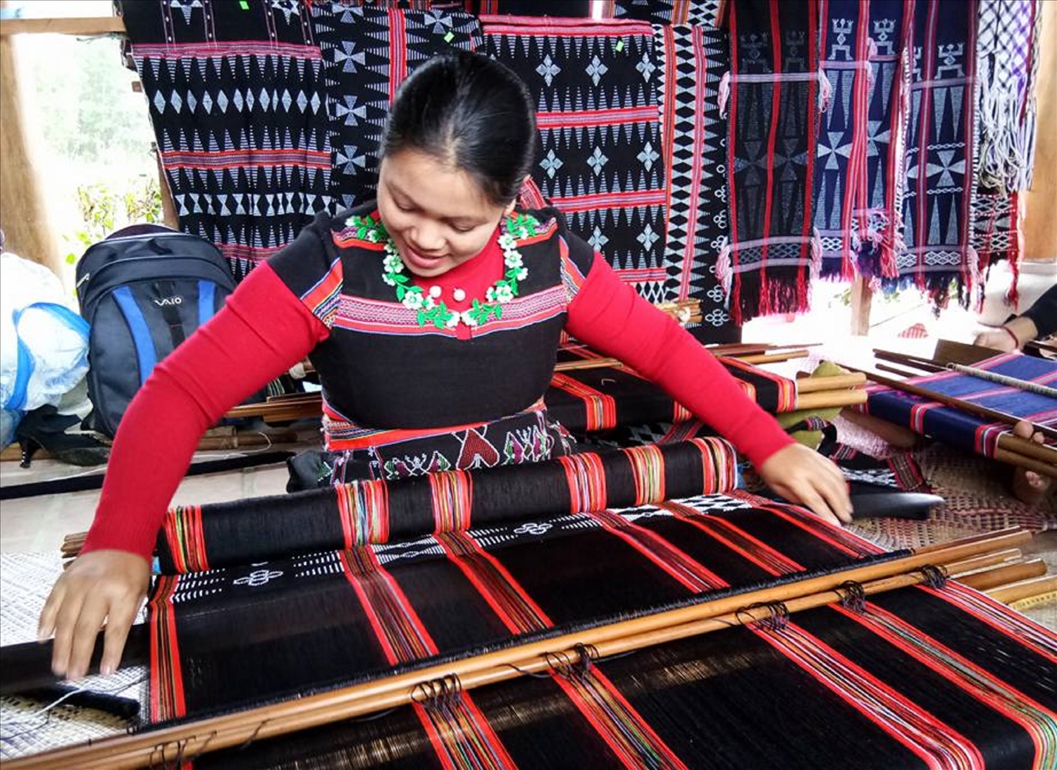 Nhiều phụ nữ có hoàn cảnh khó khăn ở các bản làng xa ở xã A Lưới, TP. Huế đã có những đơn hàng giá trị, góp phần cải thiện sinh kế