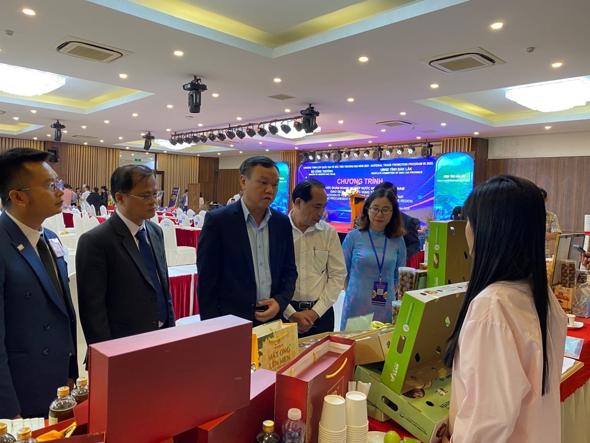 Các đại biểu tham quan gian hàng giới thiệu sản phẩm của HTX Nông nghiệp công nghệ cao Xanh Cao Nguyên tại Chương trình cấp quốc gia về Xúc tiến thương mại năm 2025 tổ chức tháng 12/2025 tại Buôn ma Thuột, tỉnh Đắk Lắk.