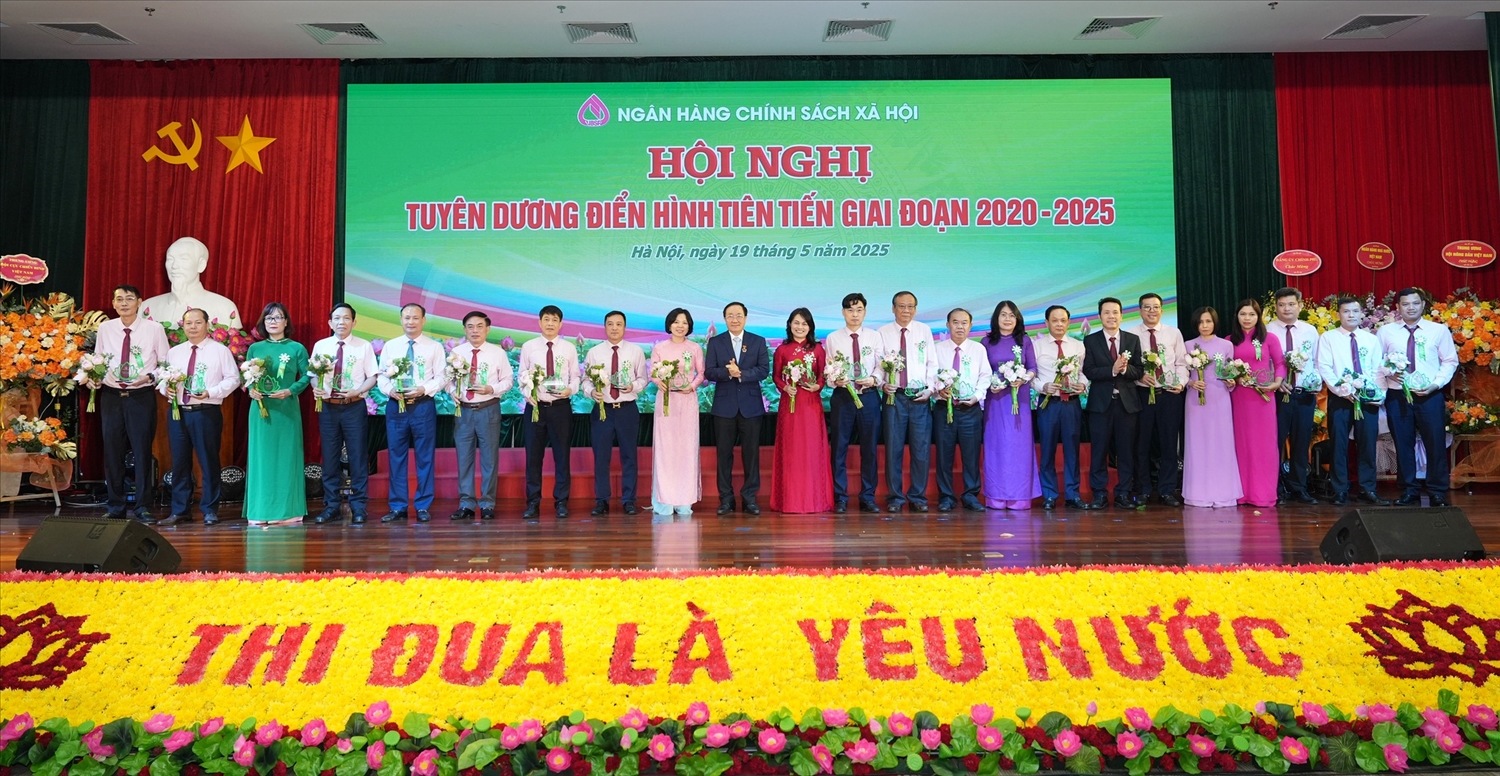 Nhiều cá nhân kiêm nhiệm, phối hợp trong triển khai hiệu quả hoạt động tín dụng chính sách xã hội tại các Ban, Bộ, ngành, tổ chức chính trị - xã hội ở Trung ương và tập thể, cá nhân tiêu biểu trong hệ thống Ngân hàng CSXH được vinh danh tại hội nghị