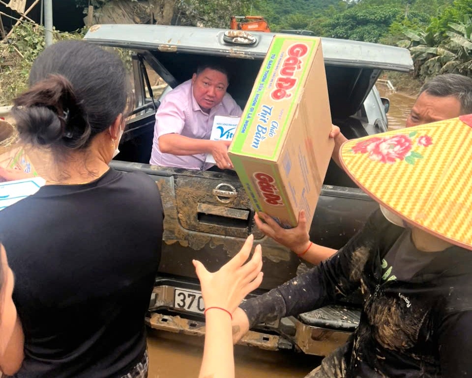 Những thùng mỳ tôm, nhu yếu phẩm được cán bộ NHCSXH trao tận tay cho bà con vùng lũ vượt qua khó khăn