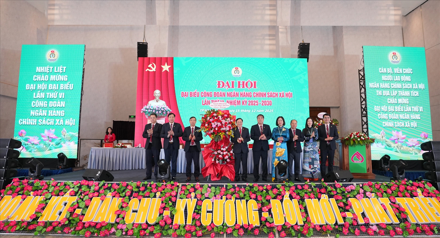 Đảng uỷ NHCSXHTW, Ban điều hành, Công đoàn NHCSXH nhận lãng hoa chúc mừng của Thống đốc NHNN Việt Nam Nguyễn Thị Hồng - Chủ tịch HĐQT NHCSXH