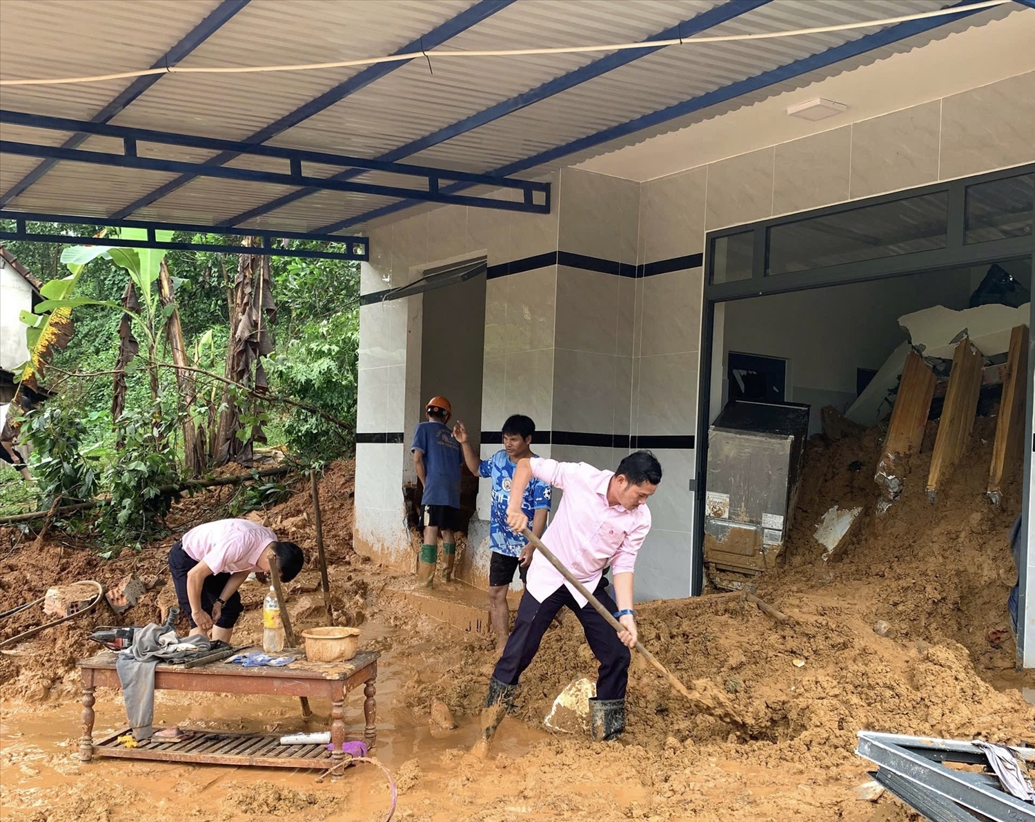 Cán bộ NHCSXH Quảng Ngãi chung tay cùng người dân khắc phục hậu quả mưa lũ Cán bộ NHCSXH Quảng Ngãi chung tay cùng người dân khắc phục hậu quả mưa lũ