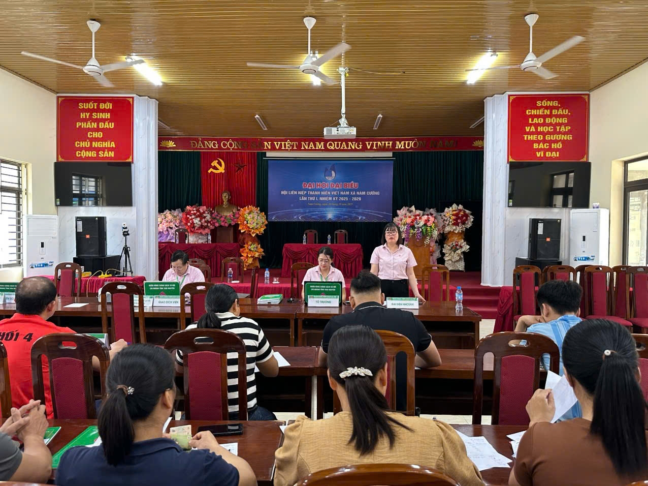 Phòng giao dịch NHCSXH Chợ Đồn tạo điều kiện thuận lợi cho người dân tiếp cận và vay vốn tại Điểm giao dịch