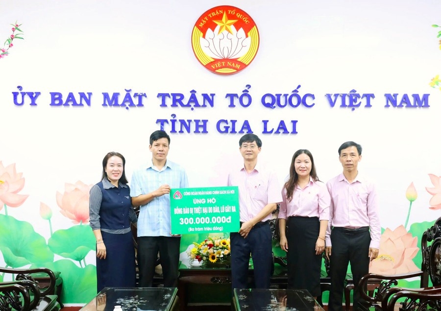 Công đoàn Ngân hàng CSXH Việt Nam trao số tiền 300 triệu đồng thông qua Ủy ban MTTQ Việt Nam tỉnh Gia Lai