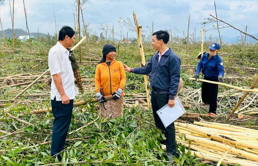 Lãnh đạo Ngân hàng CSXH tỉnh Gia Lai và Phòng Giao dịch Ngân hàng CSXH Vân Canh tuyên truyền cho dân làng Kà Te về chương trình giảm lãi suất vay