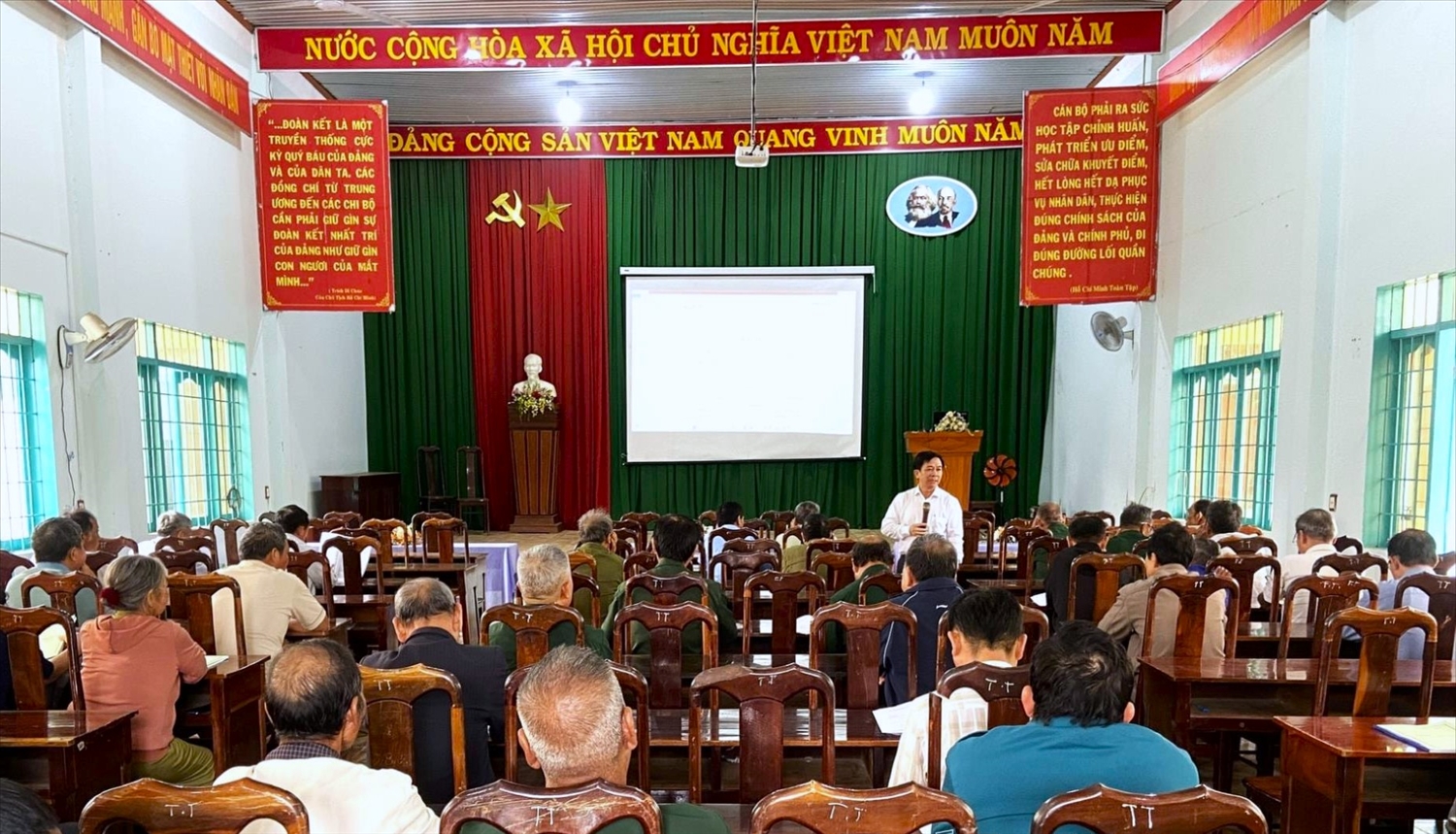 Người có uy tín trong đồng bào dân tộc thiểu số ở huyện Cư Jút (Lâm Đồng) được tập huấn về công tác tuyên truyền, phổ biến pháp luật; chính sách dân tộc, tôn giáo