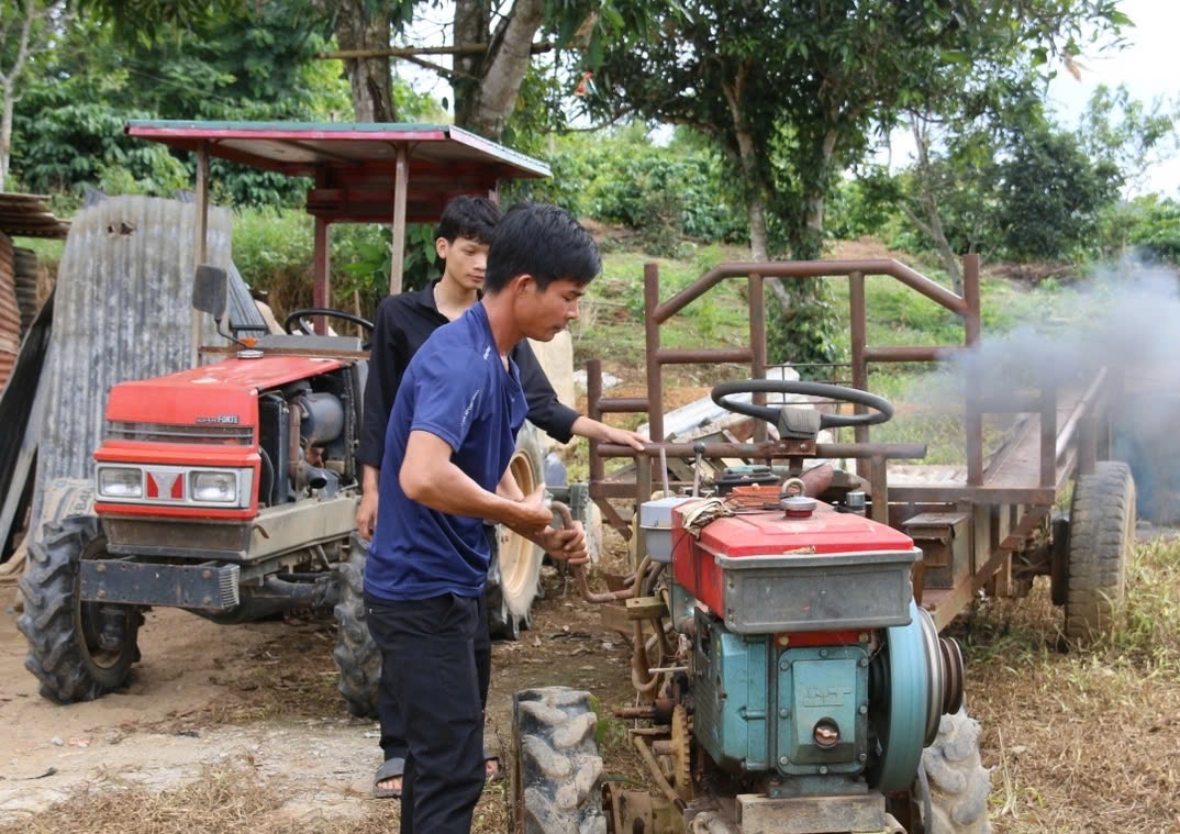 Sau học nghề, anh Nịnh Văn Ninh, xã Nâm Nung sửa chữa các loại máy nông nghiệp cho người dân trong và ngoài xã.