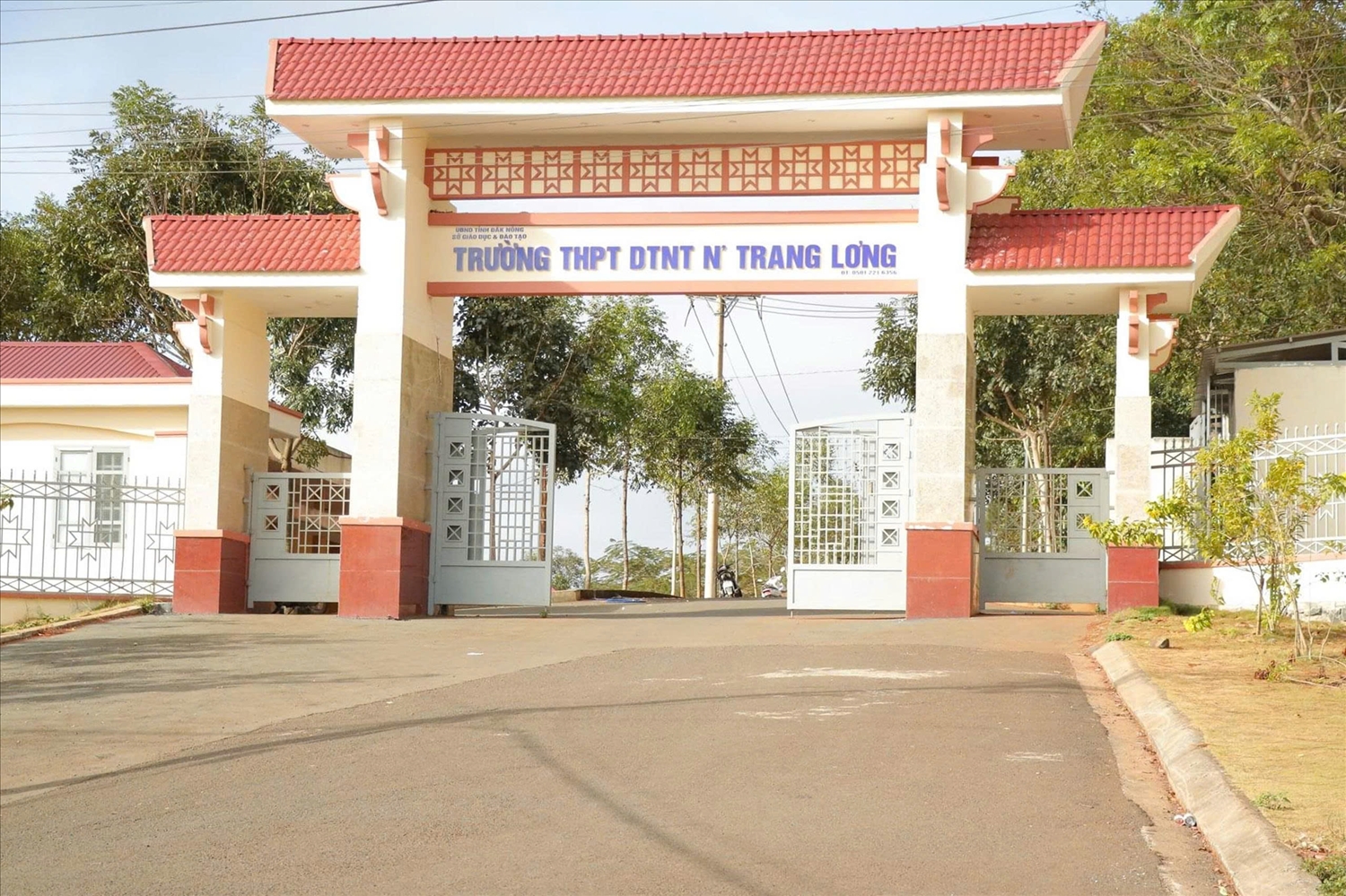Cơ sở vật chất Trường THPT DTNT N’Trang Lơng được đầu tư cơ sở vật chất khang trang 