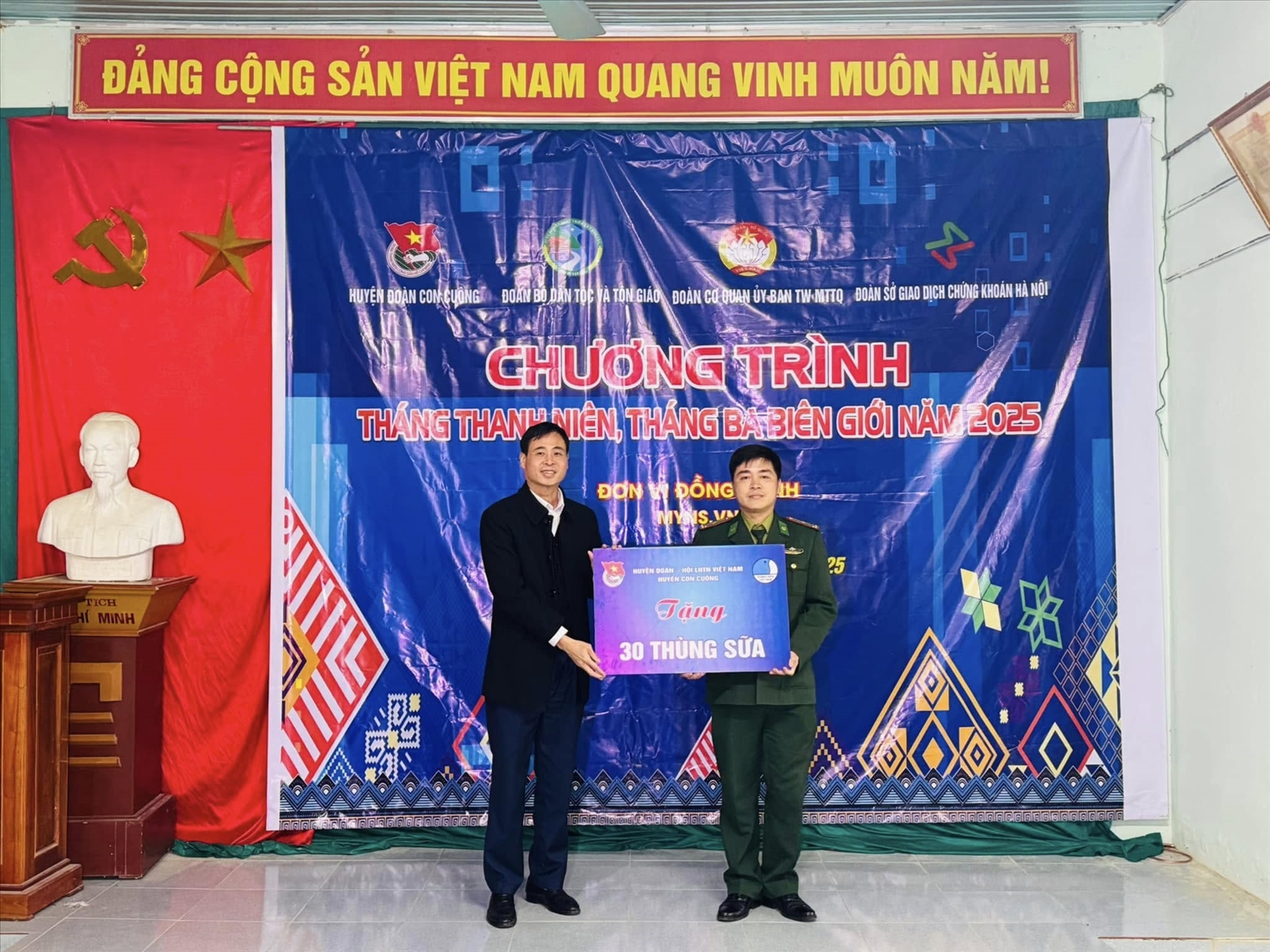 Chủ tịch HĐND huyện Con Cuông Lương Đình Việt trao tặng 30 thùng sữa cho đơn vị trên địa bàn xã Môn Sơn, huyện Con Cuông (Nghệ An)