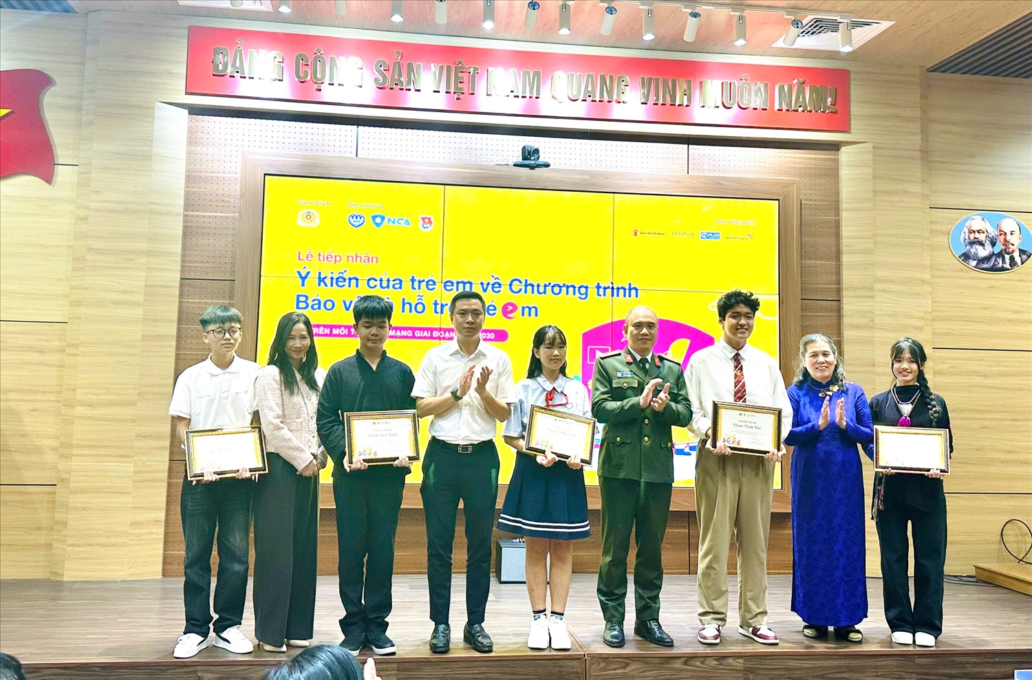 Đại diện lãnh đạo các đơn vị tặng quà chụp ảnh kỉ niệm cùng nhóm trẻ đại diện