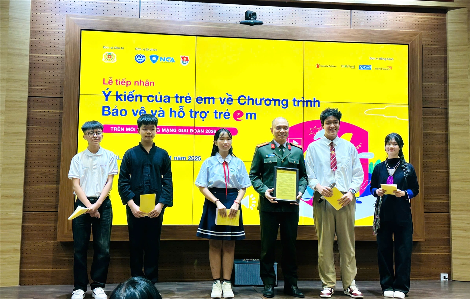 Nhóm trẻ đại diện tiến hành trao bản tổng hợp ý kiến cho Đại tá Hà Văn Bắc, Phó Cục trưởng A05