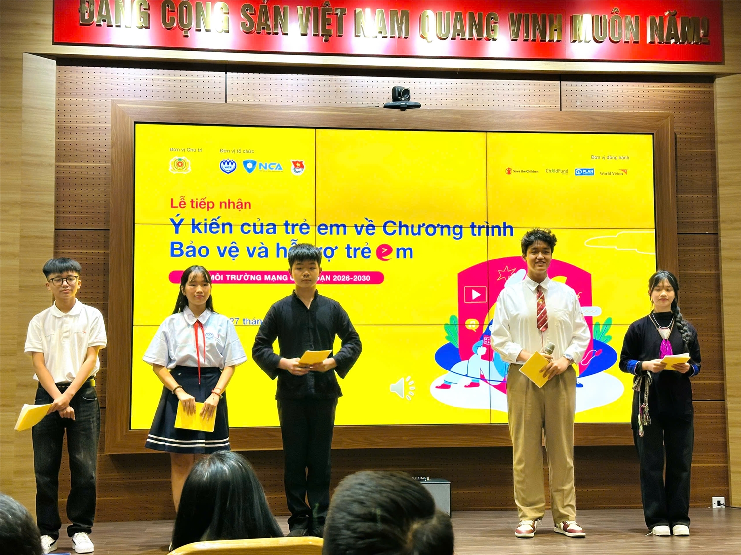  Nhóm trẻ em đại diện về thực trạng sử dụng Internet, những rủi rotrẻ em gặp phải và mong đợi của trẻ em cho Chương trình bảo vệ và hỗ trợ trẻ em trên môi trường mạng giai đoạn 2026-2030