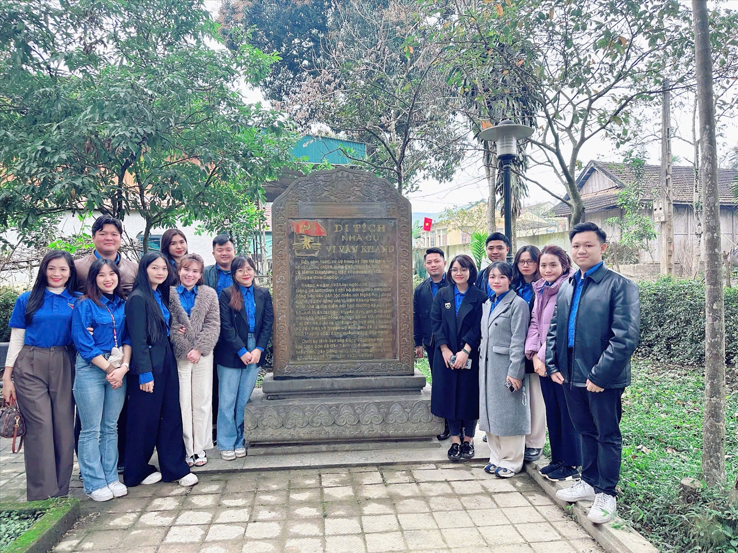 Đoàn Thanh niên Bộ Dân tộc và Tôn giáo; Đoàn Thanh niên cơ quan Uỷ ban Trung ương MTTQ Việt Nam tìm hiểu tại khu di tích nhà cụ Vi Văn Khang, Bí thư chi bộ đảng đầu tiên của xã Môn Sơn, Con Cuông, Nghệ An