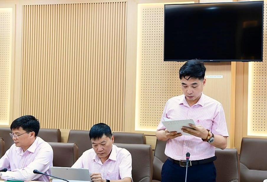 Giám đốc chi nhánh NHCSXH tỉnh Tuyên Quang Đặng Đức Thắng báo cáo thực hiện công tác tín dụng chính sách trên địa bàn tỉnh trong thời gian qua