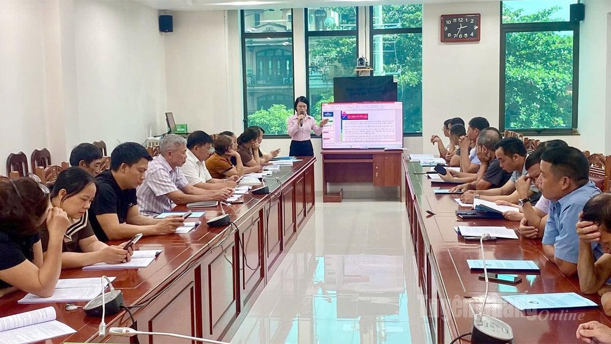 Lãnh đạo Phòng Giao dịch NHCSXH Hà Giang (Tuyên Quang) truyền đạt kiến thức tại lớp tập huấn