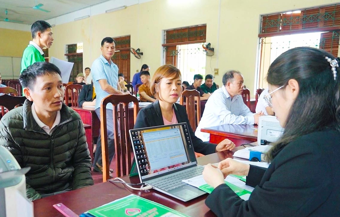 Giải ngân nguồn vốn cho người dân tại các Điểm giao dịch xã