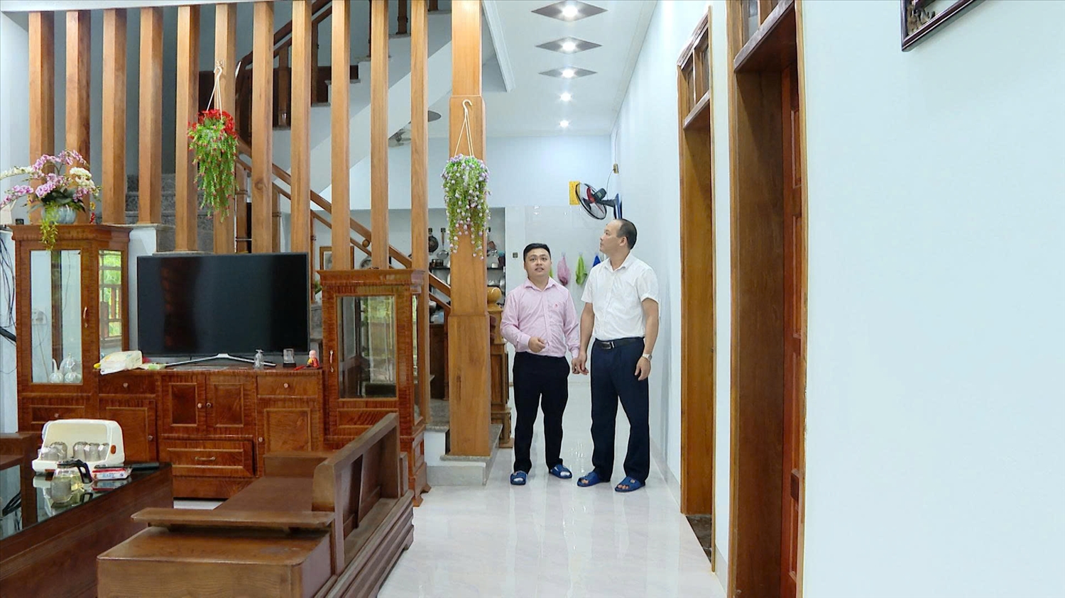 Ông Lương Minh Khởi, tổ dân phố Nà Khà, thị trấn Lăng Can phấn khởi trong ngôi nhà mới của gia đình.