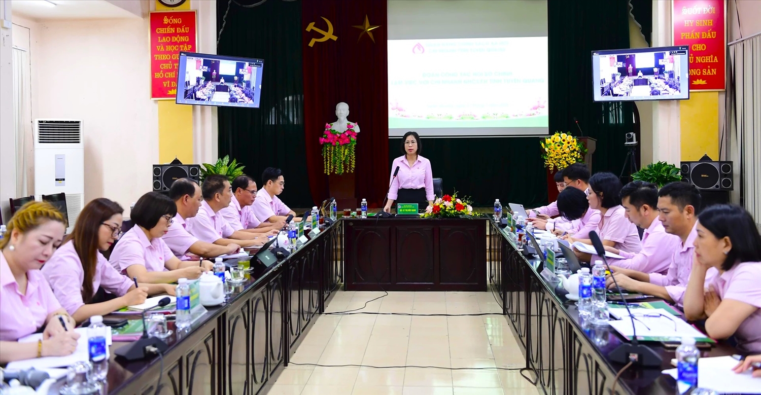 Phó Tổng Giám đốc NHCSXH Việt Nam Lê Thị Đức Hạnh phát biểu tại buổi làm việc với Chi nhánh Ngân hàng CSXH tỉnh Tuyên Quang.