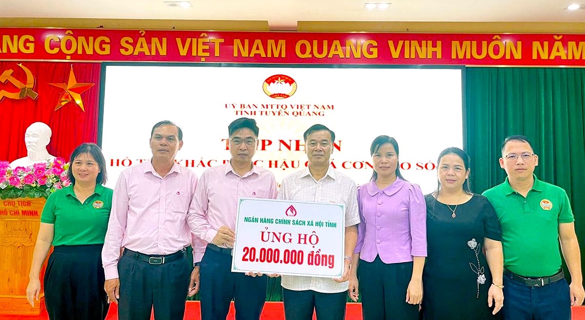 Lãnh đạo NNHCSXH chi nhánh tỉnh Tuyên Quang trao hỗ trợ tỉnh khắc phục hậu quả cơn bão số 10, thông qua UBMTTQ Việt Nam tỉnh