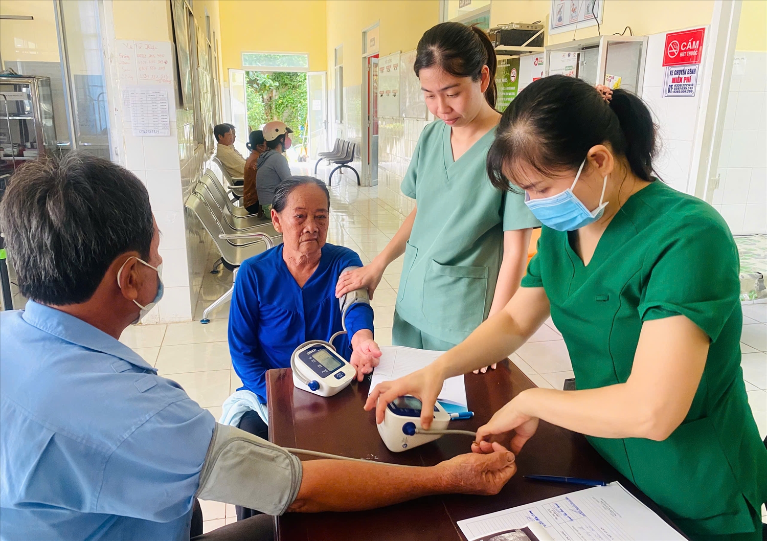 Cán bộ y tế khám, theo dõi sức khỏe định kỳ cho người cao tuổi tại cơ sở y tế, thể hiện sự quan tâm ngày càng toàn diện trong thích ứng với quá trình già hóa dân số.