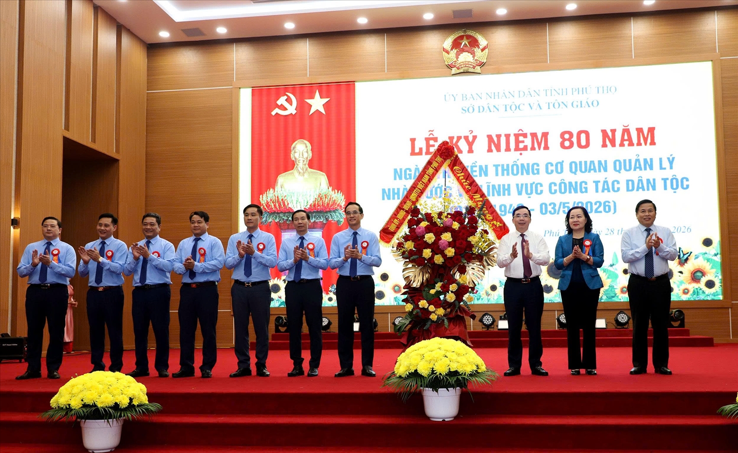 Phó Bí thư Tỉnh ủy Bùi Huy Vĩnh cùng các đồng chí lãnh đạo HĐND, UBND tỉnh tặng hoa chúc mừng.