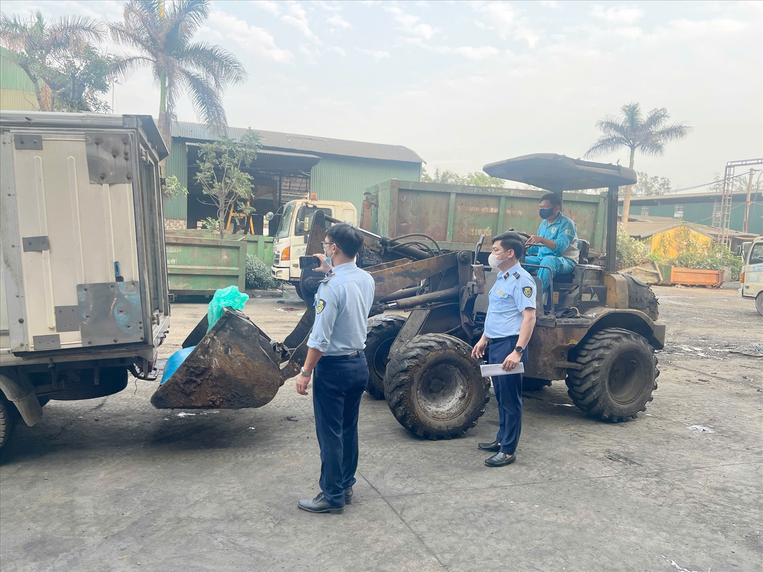 Đội QLTT số 9, Chi cục QLTT Hưng Yên giám sát việc tiêu hủy tang vật vi phạm.