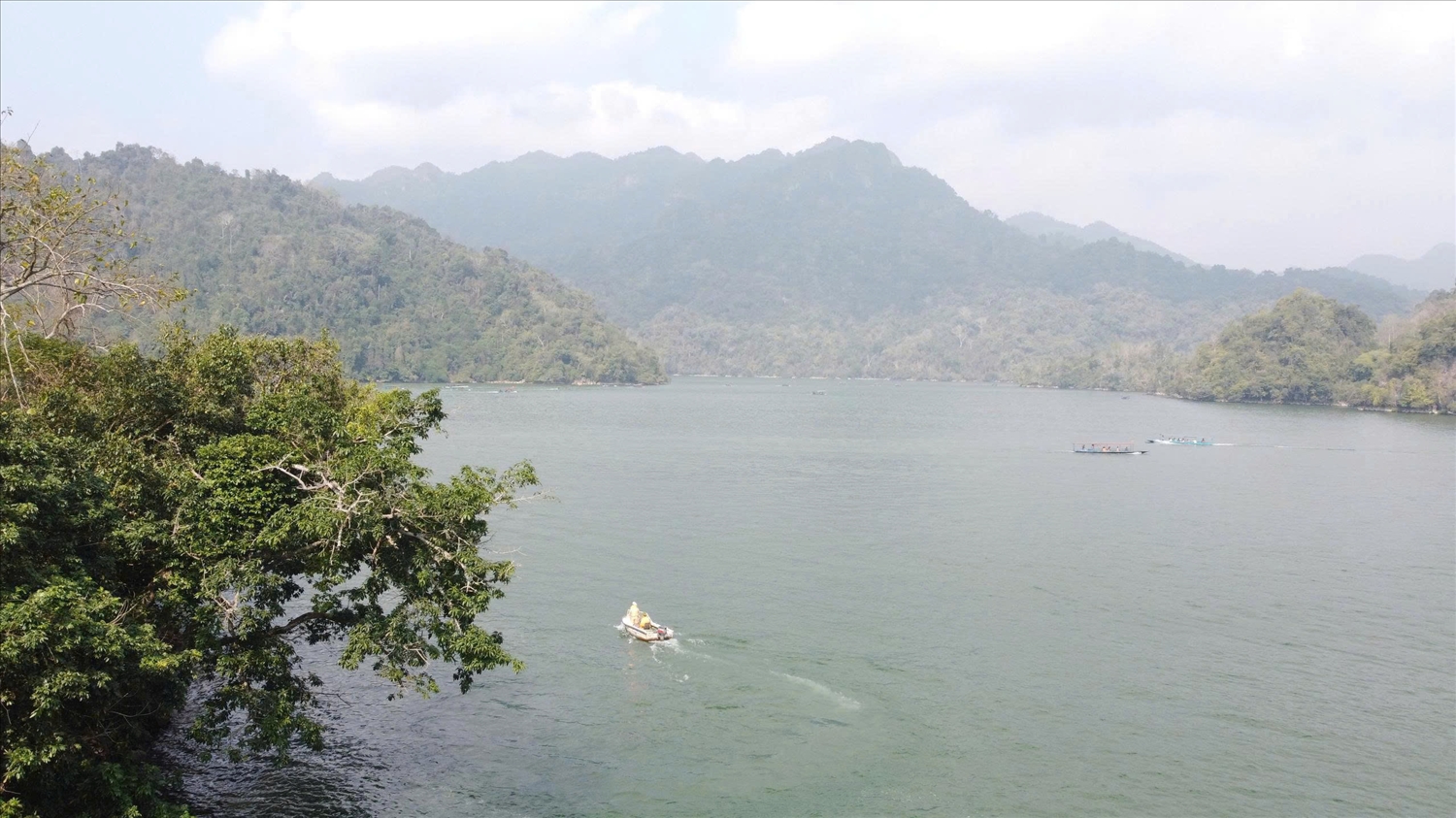 Ba Bể là một trong những hồ nước ngọt tự nhiên lớn nhất Việt Nam, là điểm đến du lịch sinh thái nổi tiếng của tỉnh Thái Nguyên