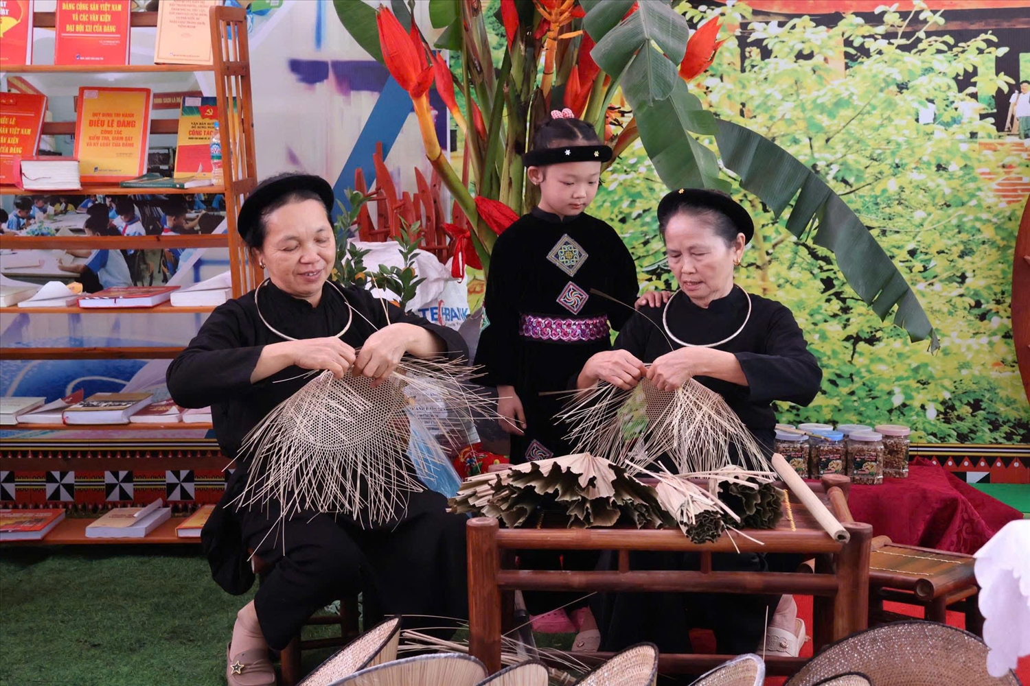 Phú Đình còn là nơi sinh sống của 14 dân tộc với đa dạng giá trị văn hóa đặc sắc như hát Then, hát Lượn, nghề thủ công truyền thống