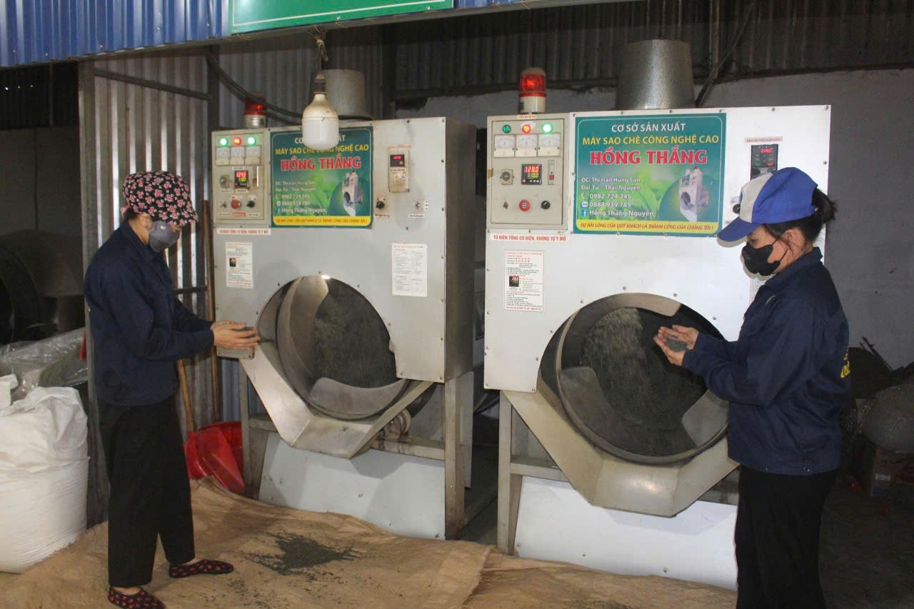 Công nhân Hợp tác xã Sỹ Thu Trà vận hành máy sao chè công nghệ cao trong quy trình chế biến. (Ảnh: Thảo Khánh)