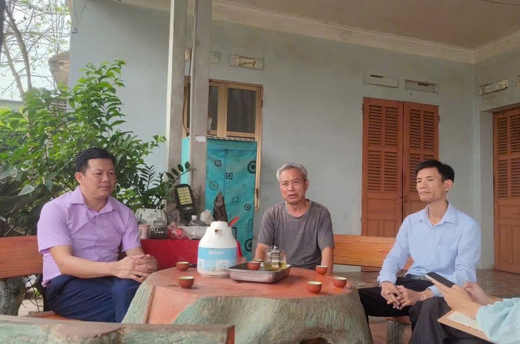 Ông Nguyễn Văn Hiệu, Phó Chủ tịch UBND xã An Khánh, tỉnh Thái Nguyên (ngoài cùng bên trái) trao đổi cùng ông Trương Văn Dũng (thứ hai từ trái sang), Người có uy tín xóm Đạt, xã An Khánh. (Ảnh: Thảo Khánh) 