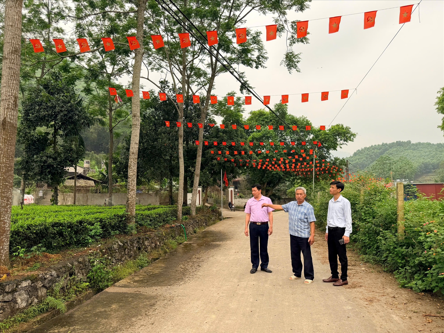 Ông Trương Văn Dũng (thứ hai từ phải sang) tích cực vận động người dân hiến đất, mở rộng tuyến đường giao thông nông thôn rộng 6m. (Ảnh: Thảo Khánh)