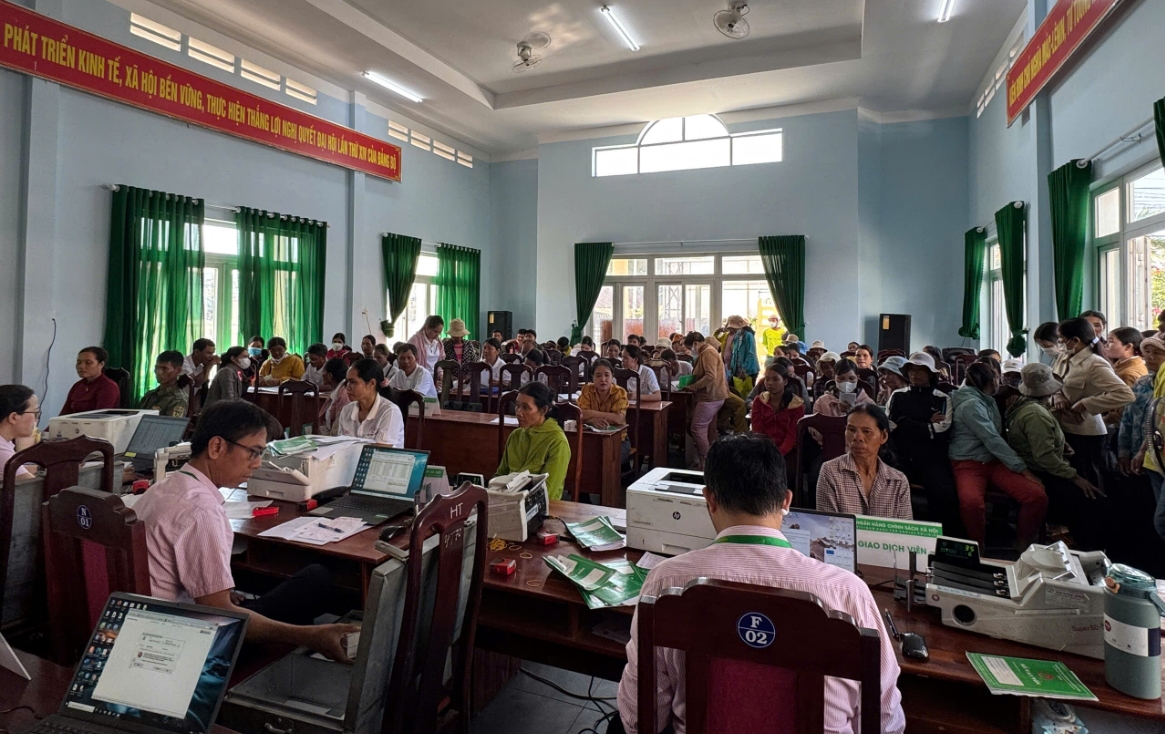 Giải ngân cho bà con tại Điểm giao dịch Yang Tao, xã Liên Sơn Lắk