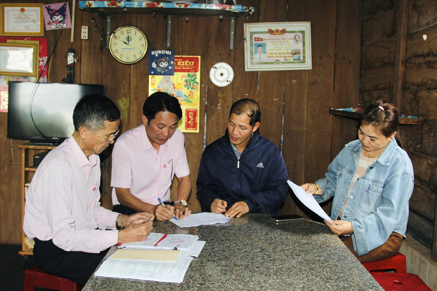 Cán bộ Phòng giao dịch NHCSXH Krông Năng cùng các tổ chức hội, đoàn thể nhận ủy thác kiểm tra, đối chiếu hồ sơ vay vốn của gia đình anh Đinh Văn Tý (thôn Hải Hà, xã Dliê Ya), đảm bảo nguồn vốn tín dụng chính sách được sử dụng đúng mục đích, hiệu quả.