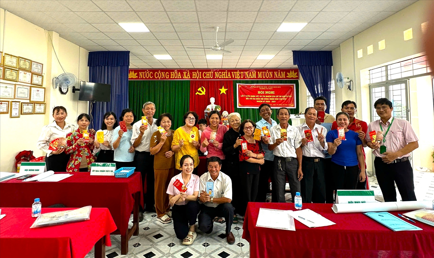 Cán bộ Ngân hàng CSXH lì xì đầu năm mới với cán bộ hội đoàn thể nhận ủy thác, Tổ trưởng Tổ tiết kiệm và vay vốn tại Điểm giao dịch Tân Triều, phường Tân Triều, tỉnh Đồng Nai