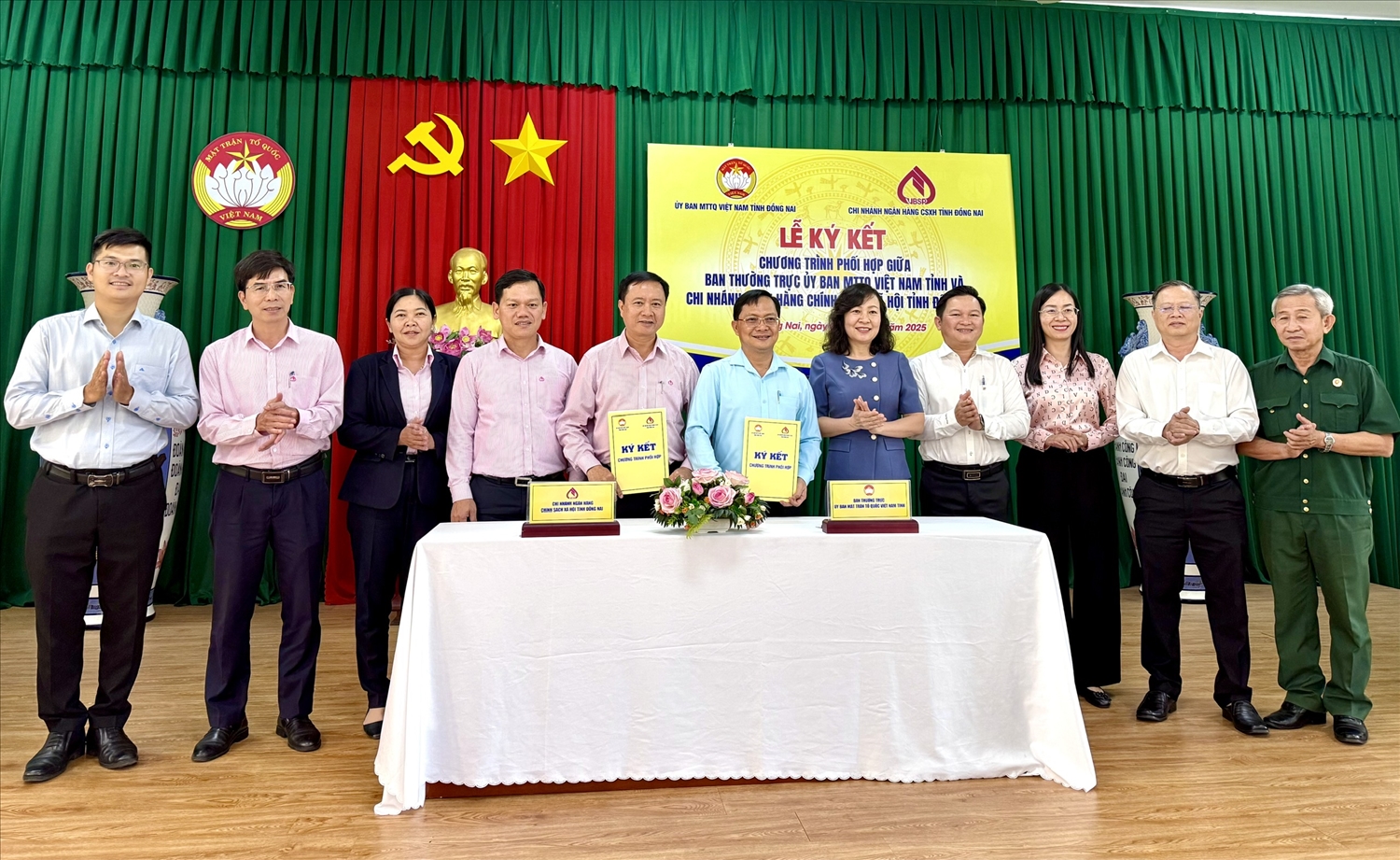 Đại diện Ủy ban MTTQ Việt Nam tỉnh Đồng Nai và Chi nhánh NHCSXH tỉnh ký kết chương trình phối hợp, góp phần nâng cao hiệu quả triển khai tín dụng chính sách trên địa bàn.