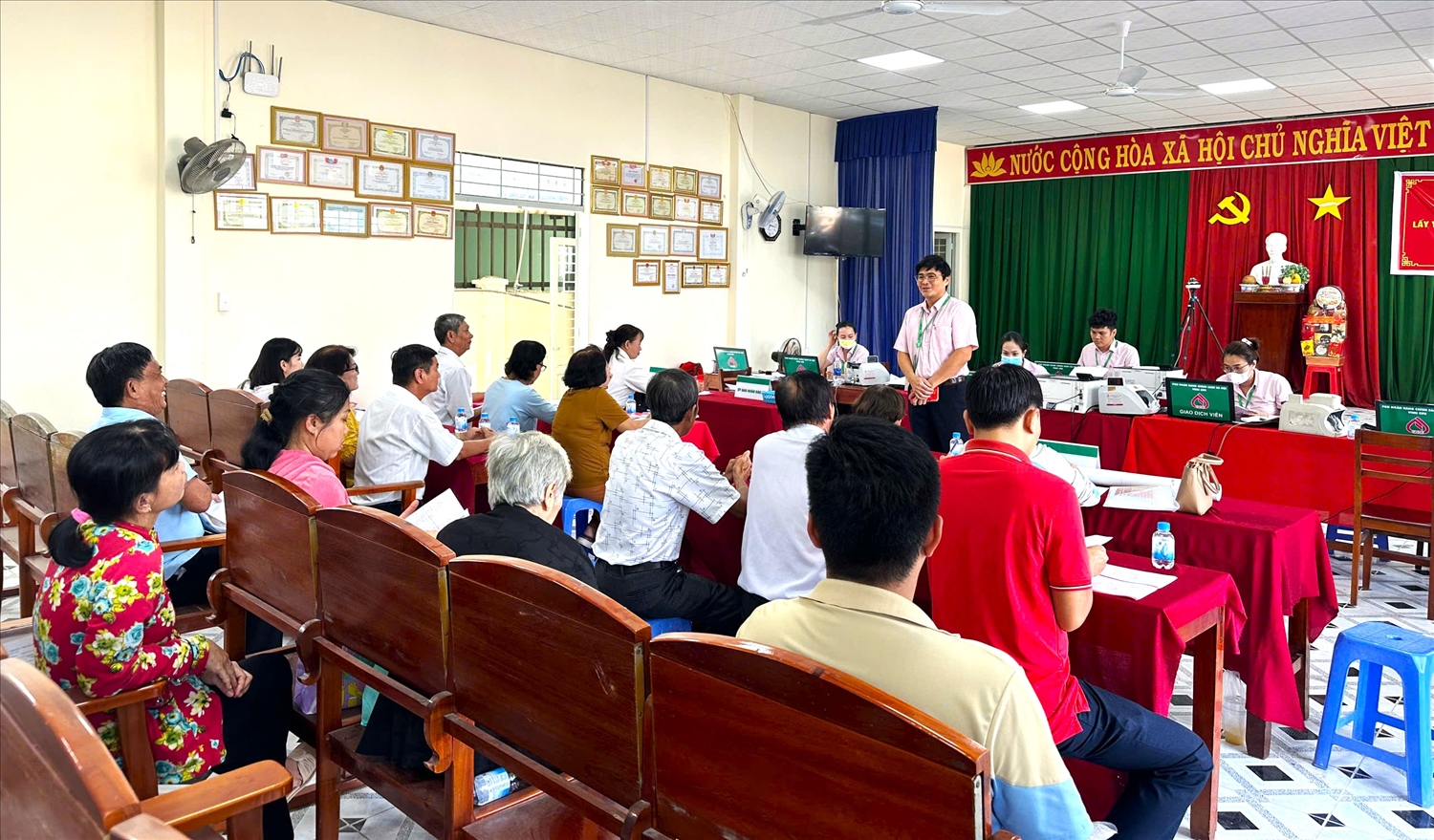 Cán bộ NHCSXH Đồng Phú (Đồng Nai) tổ chức giao dịch tại điểm xã, trực tiếp tuyên truyền, giải ngân và hướng dẫn người dân tiếp cận nguồn vốn tín dụng chính sách.