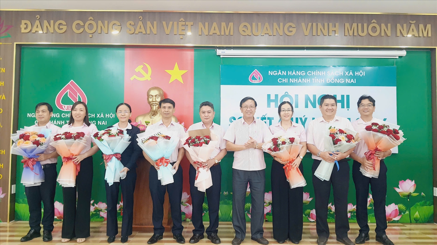 Phó Giám đốc chi nhánh NHCSXH tỉnh Đồng Nai Trương Thanh Dũng biểu dương 8 tập thể phòng giao dịch đã hoàn thành xuất sắc nhiệm vụ trong quý I/2026