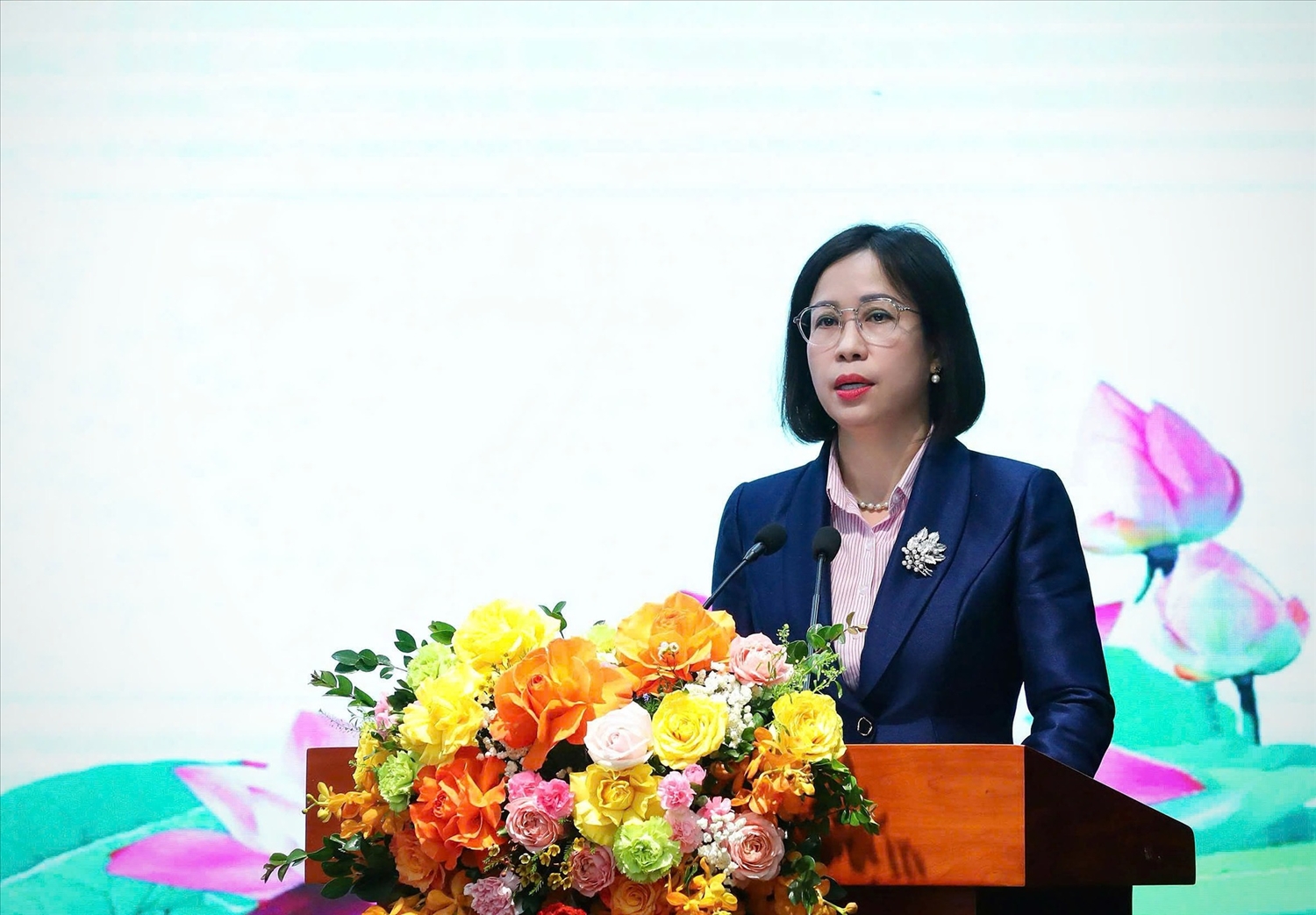 Phó Tổng Giám đốc NHCSXH Lê Thị Đức Hạnh phát động phong trào thi đua 2026 với chủ đề cán bộ, người lao động NHCSXH thi đua “Đổi mới sáng tạo - Số hóa an toàn - Tinh gọn hiệu quả - Quyết tâm phấn đấu hoàn thành xuất sắc nhiệm vụ năm 2026”