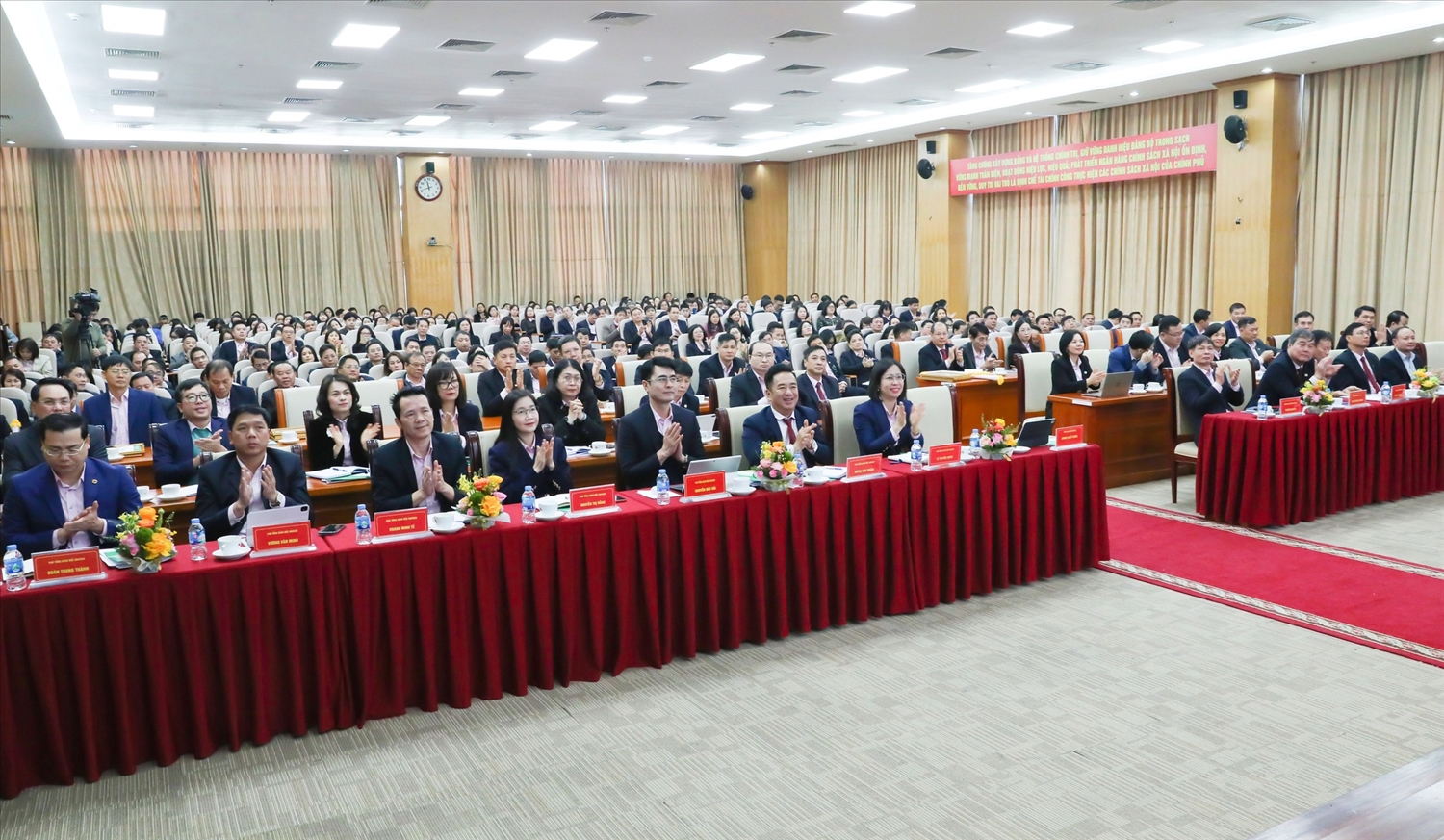 Các đại biểu tham dự hội nghị tại điểm cầu trụ sở chính NHCSXH