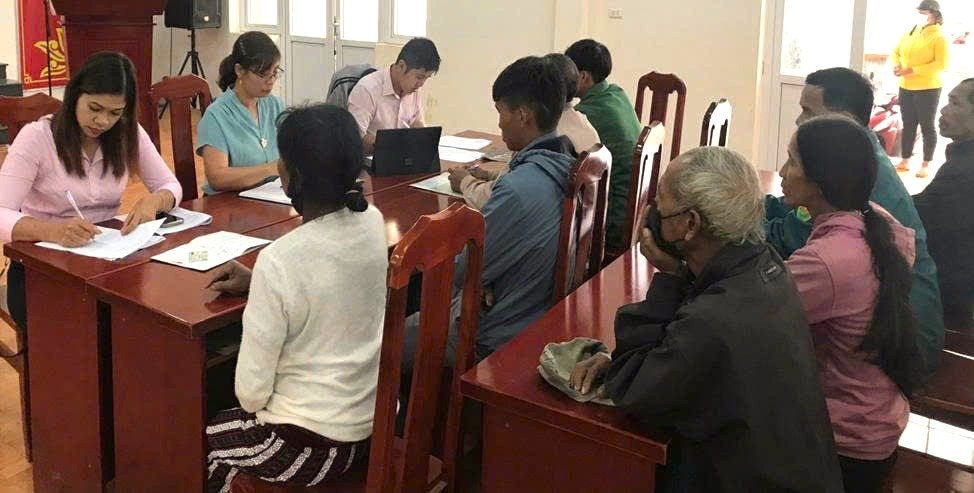 Chị H’Loan trực tiếp hướng dẫn, giải ngân vốn vay ưu đãi cho hộ dân tại cơ sở, góp phần đưa tín dụng chính sách đến đúng đối tượng thụ hưởng.