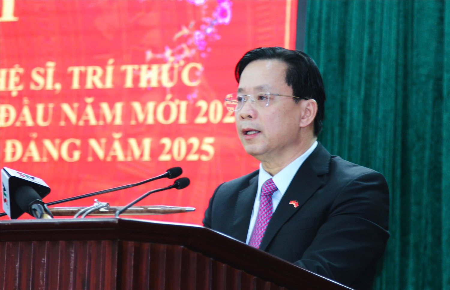 Bí thư Tỉnh ủy Hoàng Văn Nghiệm phát biểu tại cuộc gặp mặt.