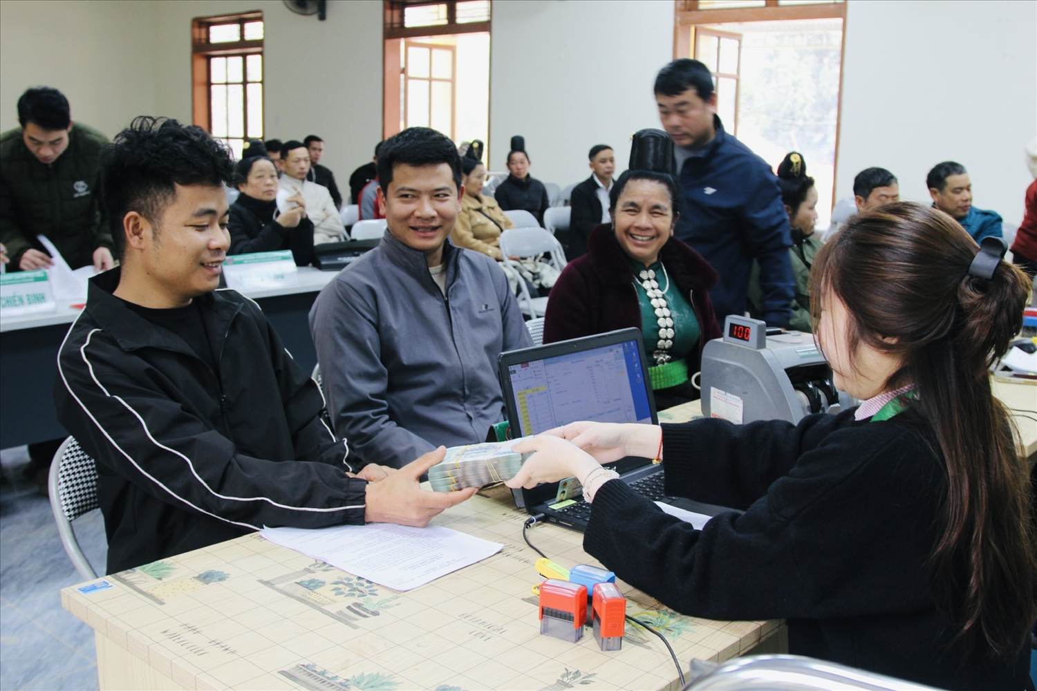 Gia đình anh Lò Văn Nọi ở bản Mầu Thái, xã Mường É, tỉnh Sơn La nvui mừng phấn khởi khi nhận nguồn vốn vay ưu đãi từ NHCSXH Thuận Châu để đầu tư mở rộng trồng và sản xuất chè